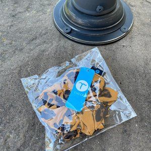 NEW WITH TAGS Women's Cheetah Premium Soft Scrunch